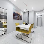 High Ceiling Modern Apartment Heart Of Central London