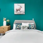 High Ceiling Modern Apartment Heart Of Central London