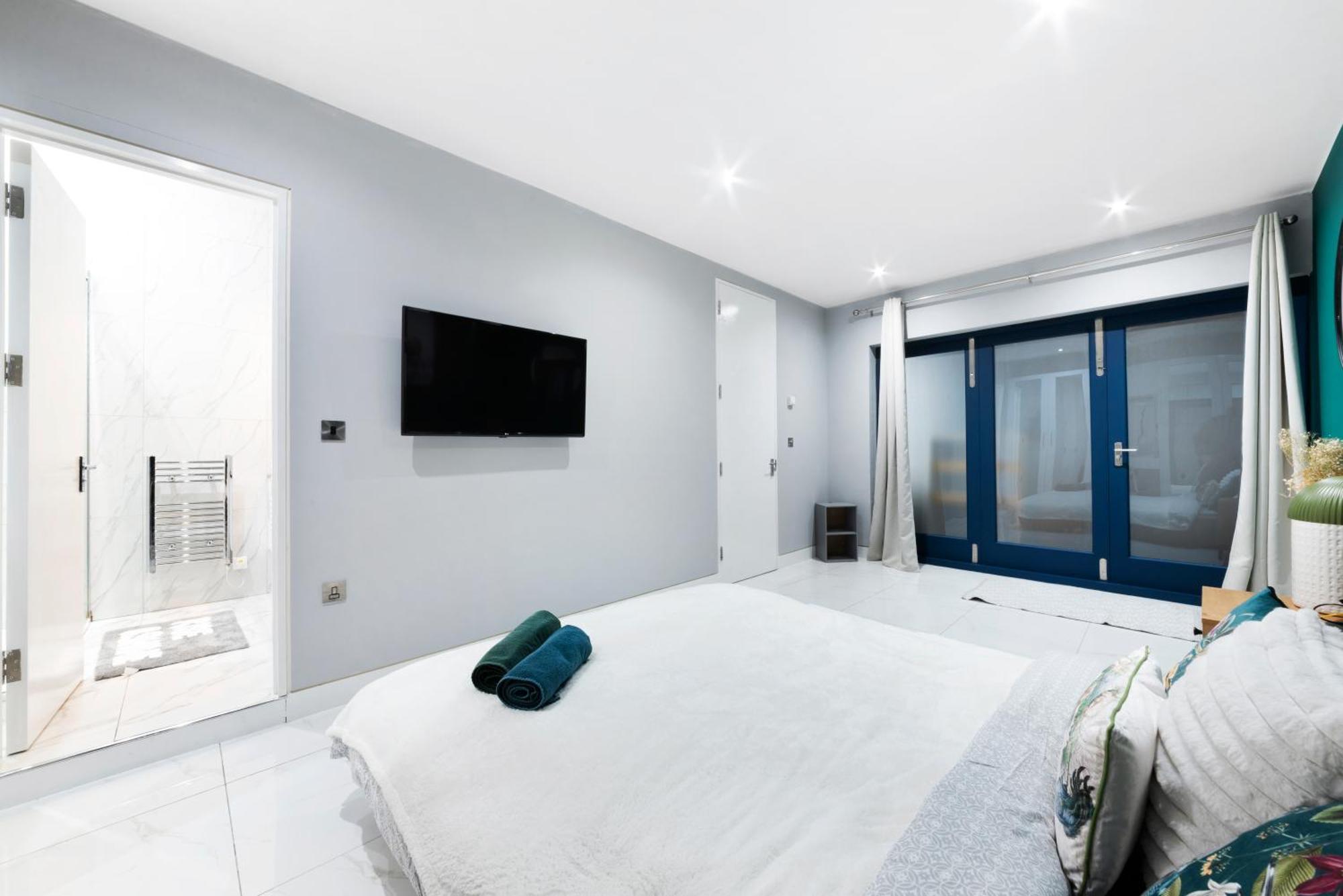 High Ceiling Modern Heart Of Apartment London