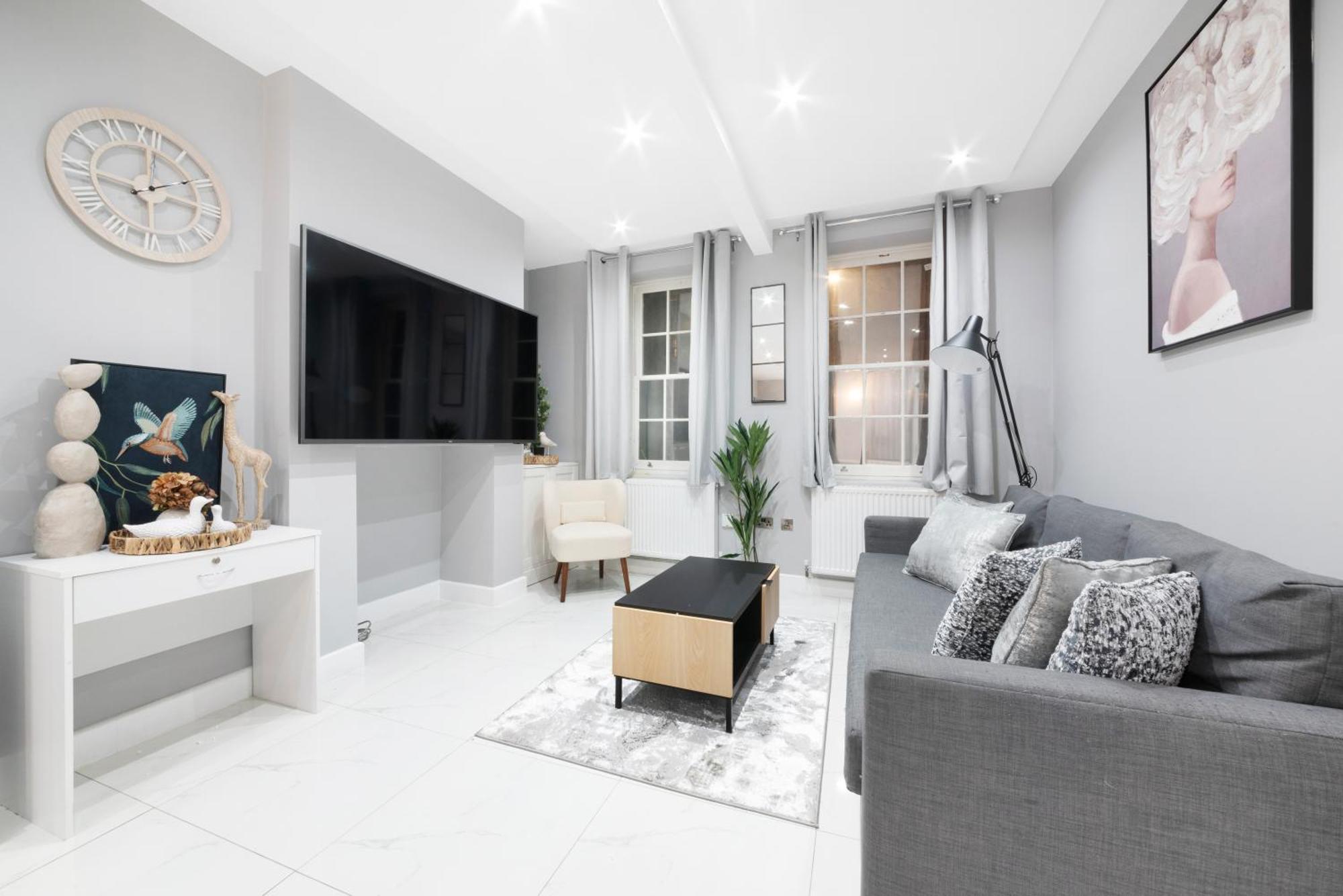High Ceiling Modern Heart Of Apartment